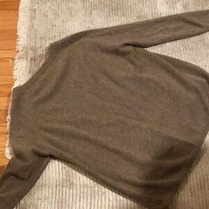 I’m selling a Kashmir crewneck sweater